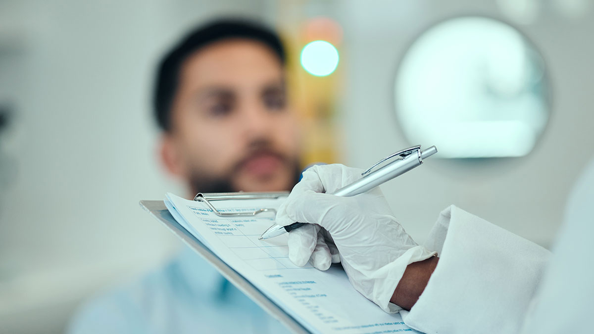 Médico a tirar notas de paciente